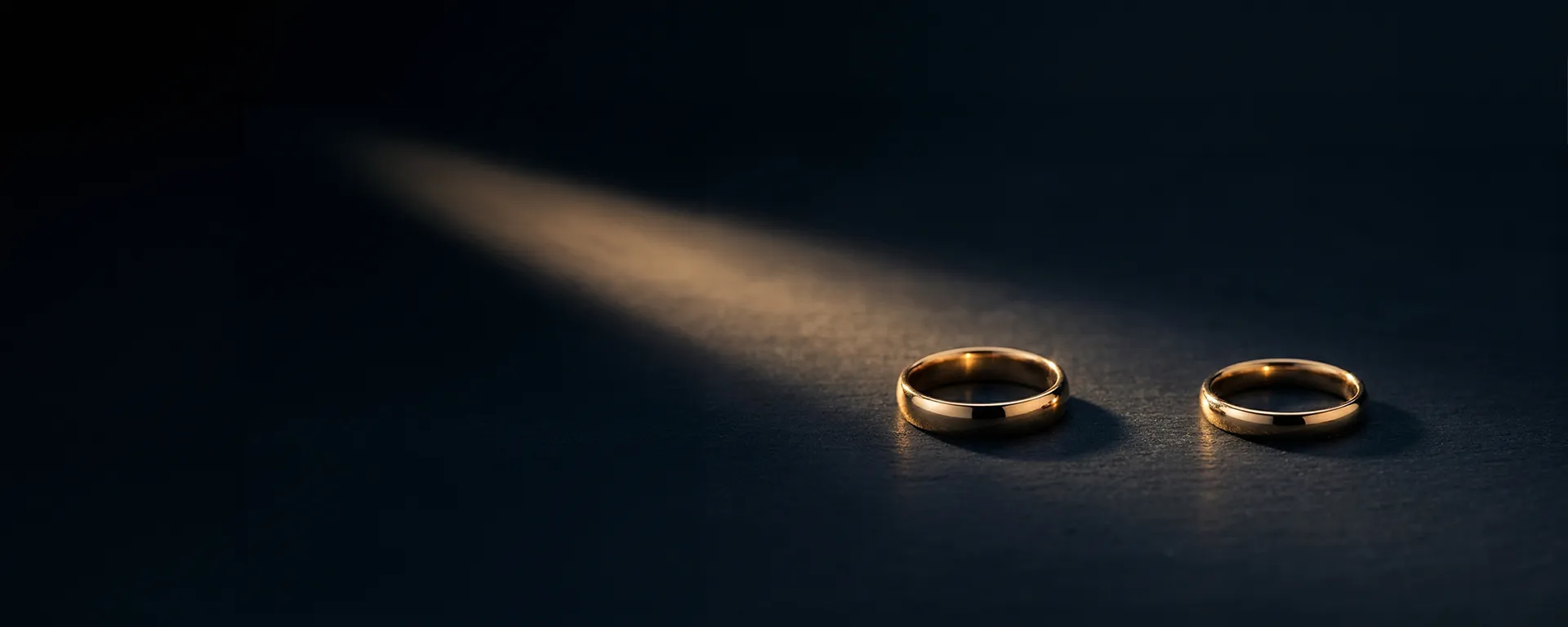Zwei goldene Eheringe